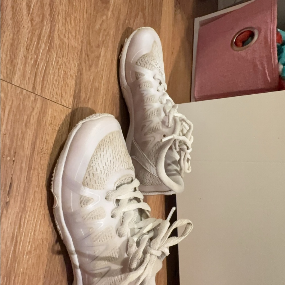 White Sneakers with Breathable Mesh Upper and Secure Lacing